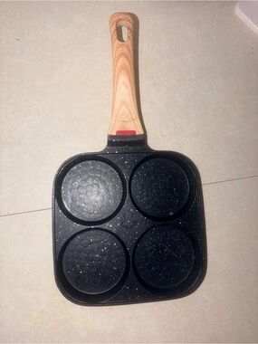Source Unknown Black 4-Cavity Pancake and Egg Pan with Wood-Tone Handle